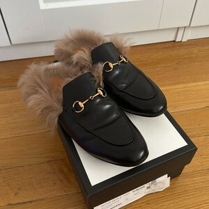 Gucci Princeton miles with fur. Black. Size 40. Ships in box.